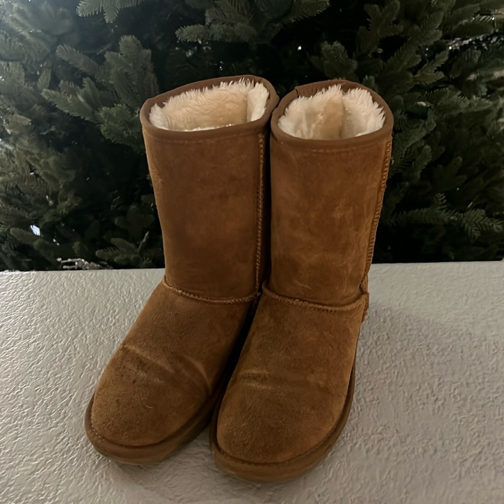 Minnetonka Girls Size 6M (Ugg Type Boots)